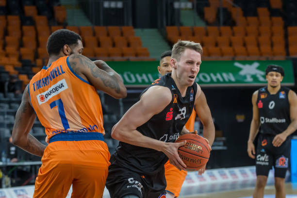 策在替补登 策在替补登